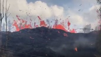 Рвущаяся из земли лава уничтожает жилые дома на Гавайях. Видео
