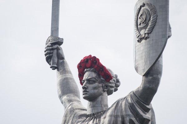 Монумент Родина-Мать в Киеве украсили маковым венком