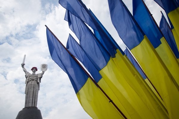 Монумент Родина-Мать в Киеве украсили маковым венком