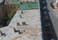 Нудист загорает на крыше дома в Одессе