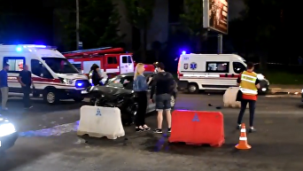 В Киеве на пересечении улиц Телиги и Гонты столкнулись три авто с опрокидыванием. Видео