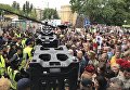 Акция Бессмертный полк в Киеве: пришли националисты и участники акции. Полиция националистов не пропускает, есть задержанные
