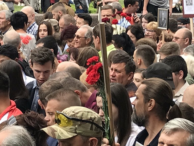 Акция Бессмертный полк в Киеве: пришли националисты и участники акции. Полиция националистов не пропускает, есть задержанные