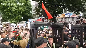 В центре Киева пытались прорвать кордон полиции, первое задержание. Видео