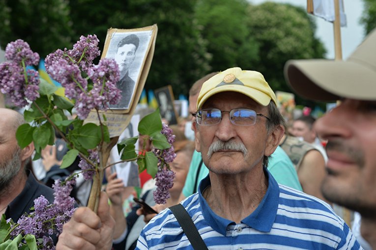 Акция Киевской городской организация ветеранов Украины Мир. Согласие. Единство