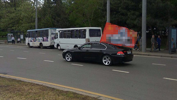 В Одессе задержали водителя иномарки с советским флагом