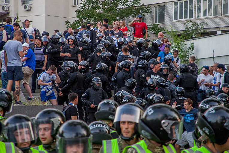 Фанаты Динамо и Шахтера подрались с полицией