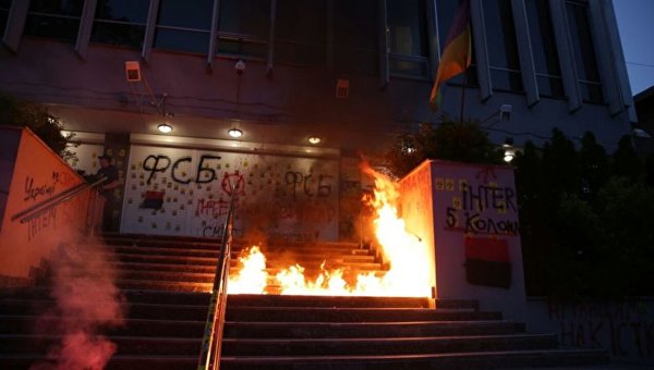 Активисты бросили в админздание телеканала Интер коктейль Молотова