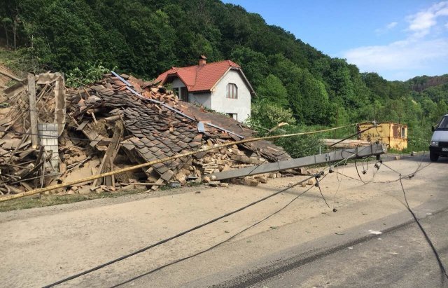 В результате оползня под Мукачево разрушены три дома