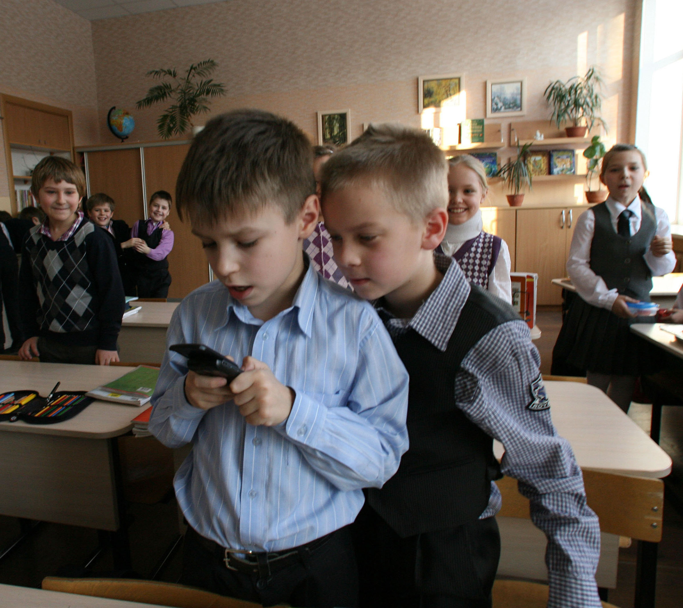 Использование мобильных на уроках. Школьники в школе. Школьник с телефоном. Русские школьники. Дети с мобильниками в школе.