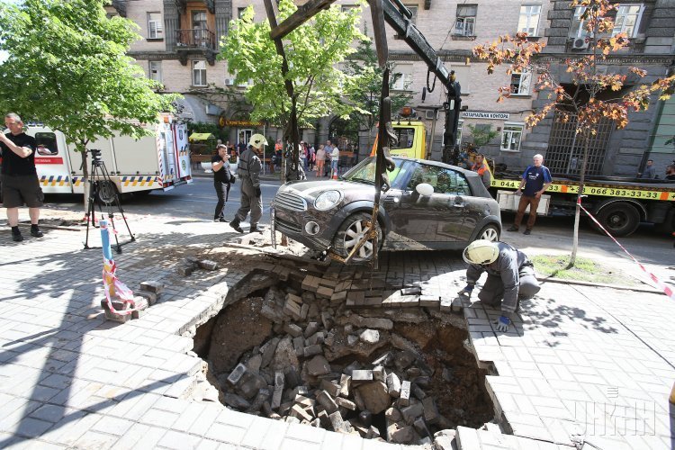 В центре Киева автомобиль провалился под землю