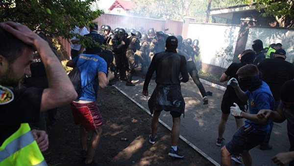 Под домом Левочкина произошли столкновения националистов с полицией