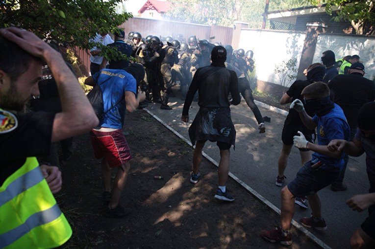 Под домом Левочкина произошли столкновения националистов с полицией