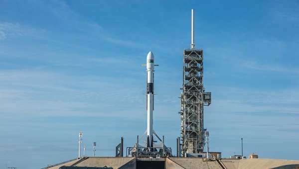Запуск новой ракеты-носителя Falcon 9
