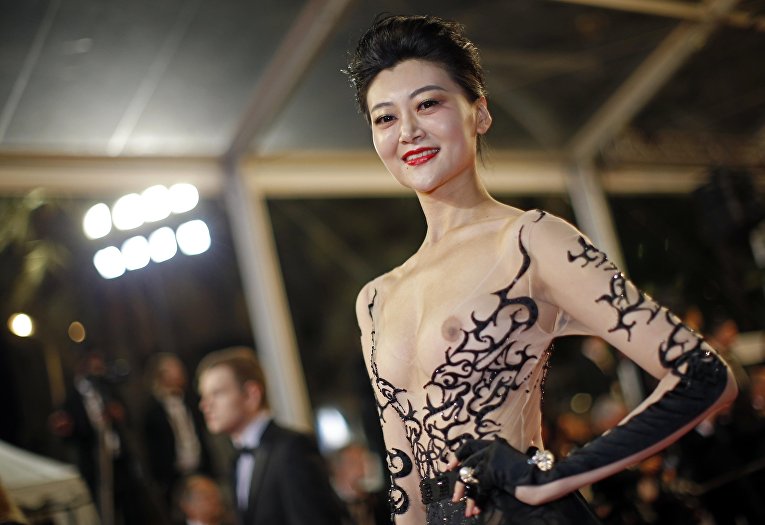Таинственная незнакомка азиатского происхождения шокировала Каннский фестиваль обнаженной грудью