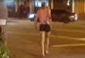 Мужчина в одних трусах ходил по центру Киева с монтировкой