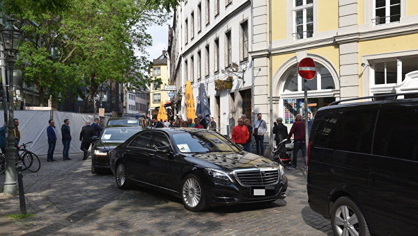 Автомобиль Mercedes доставил Петра Порошенко в немецкую пивную, где он ел свиную рульку и бычий хвост