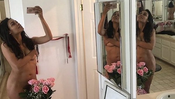 Актриса Розарио Доусон отметила день рождения полностью голой