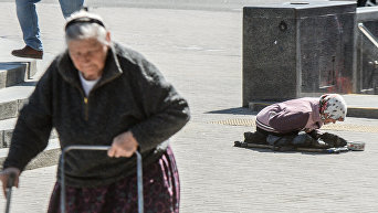 Женщина просит милостыню в центре Киева