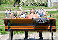 Мужчина сидит на скамейке в центре Киева