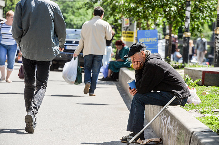 Мужчина просит милостыню в центре Киева