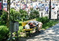 Бездомная женщина спит на скамейке на Подоле в Киеве