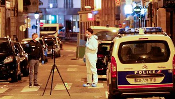 На месте  нападения в Париже на прохожих