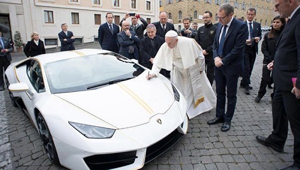 Подаренный папе Римскому Франциску уникальный экземпляр спортивного автомобиля Lamborghini Huracan