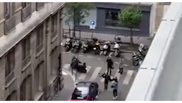 Момент нападения на прохожих в Париже