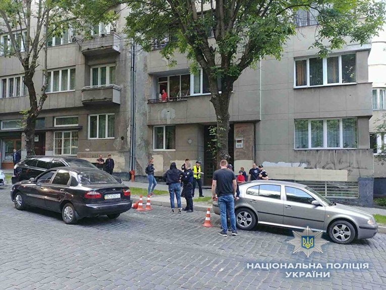 Во Львове участник ДТП ударил ножом в живот девушку-полицейского