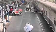 В Индии военный вытащил девочку из-под движущегося поезда. Видео