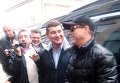 Жан-Клод Ван Дамм и кандидат от Партии регионов Александр Онищенко в городе Кагарлык