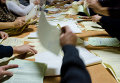 Сотрудники участковой избирательной комиссии ведут подсчет бюллетеней на избирательном участке Харькова после окончания выборов в Верховную Раду Украины.