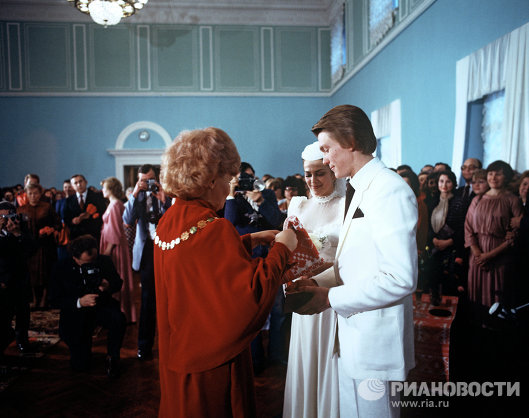 Ирина Дерюгина и Олег Блохин во время церемонии бракосочетания