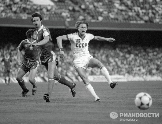 Нападающий сборной команды СССР Блохин во время футбольного матча