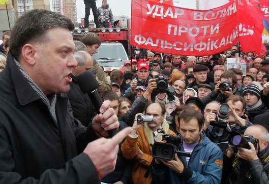 Олег Тягнибок выступает на акции протеста оппозиции у здания ЦИК в Киеве
