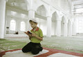 Юный мусульманин в мечети