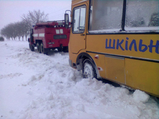 Сотни автомобилей попали в снежный плен на дорогах Украины