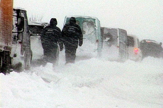 Чрезвычайная ситуация на дорогах Украины из-за снегопадов и ветра