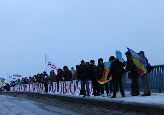 Сторонники Тимошенко выстроились в живую цепь на мосту через Днепр в Киеве