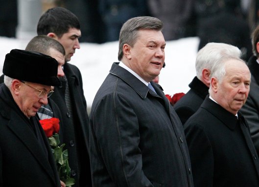 Президент Виктор Янукович после церемонии возложения венков в День соборности и свободы