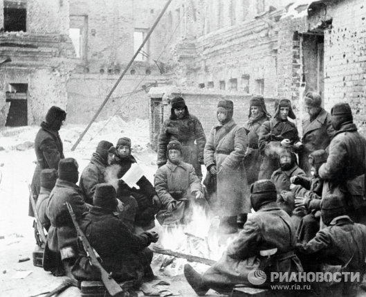 Солдаты греются у костра на улицах Сталинграда