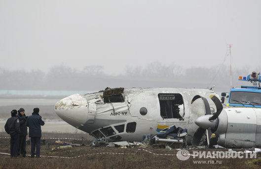 Обломки упавшего самолета Ан-24 под Донецком