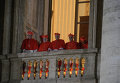 Кардиналы на балконе Собора святого Петра в Ватикане