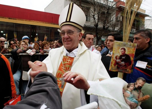Верующие приветствует архиепископа Бергольо в Буэнос-Айресе