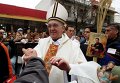 Верующие приветствует архиепископа Бергольо в Буэнос-Айресе