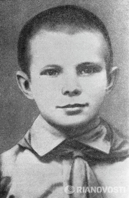 Летчик-космонавт СССР Ю.Гагарин в школьные годы