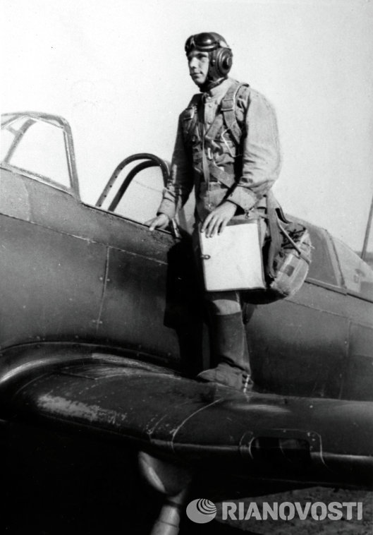 Юрий Гагарин перед полетом на спортивном самолете