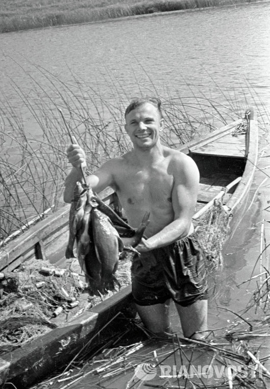 Юрий Гагарин на рыбалке