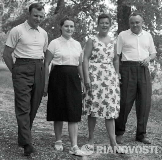 Гагарин и Королев с женами во время прогулки